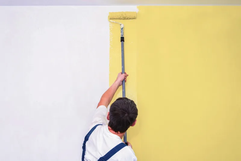 Application d'une peinture de façade