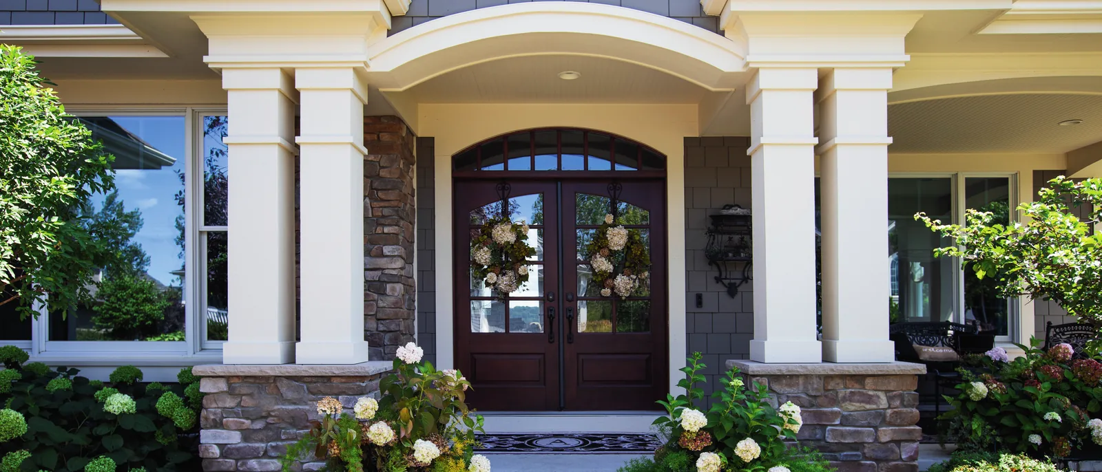 Maison rénovée, entrée et façade