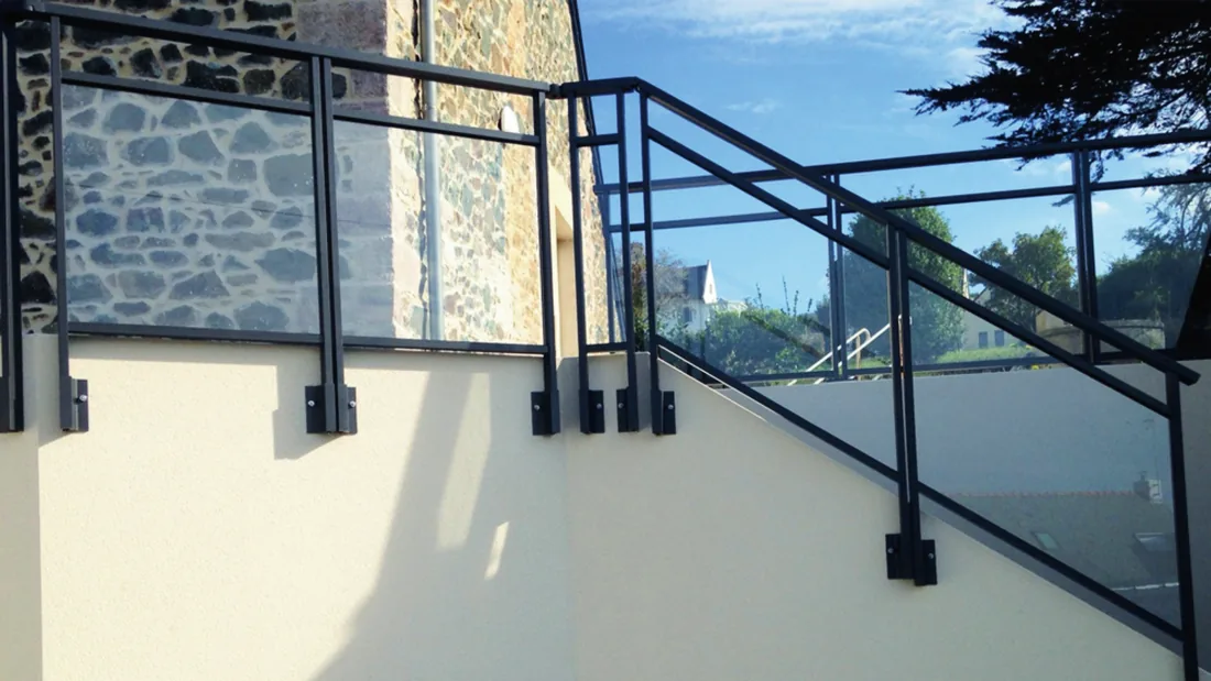 Garde-corps vitré sur une terrasse