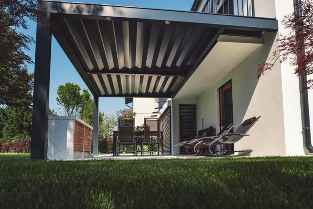 Lames orientables d'une pergola bioclimatique