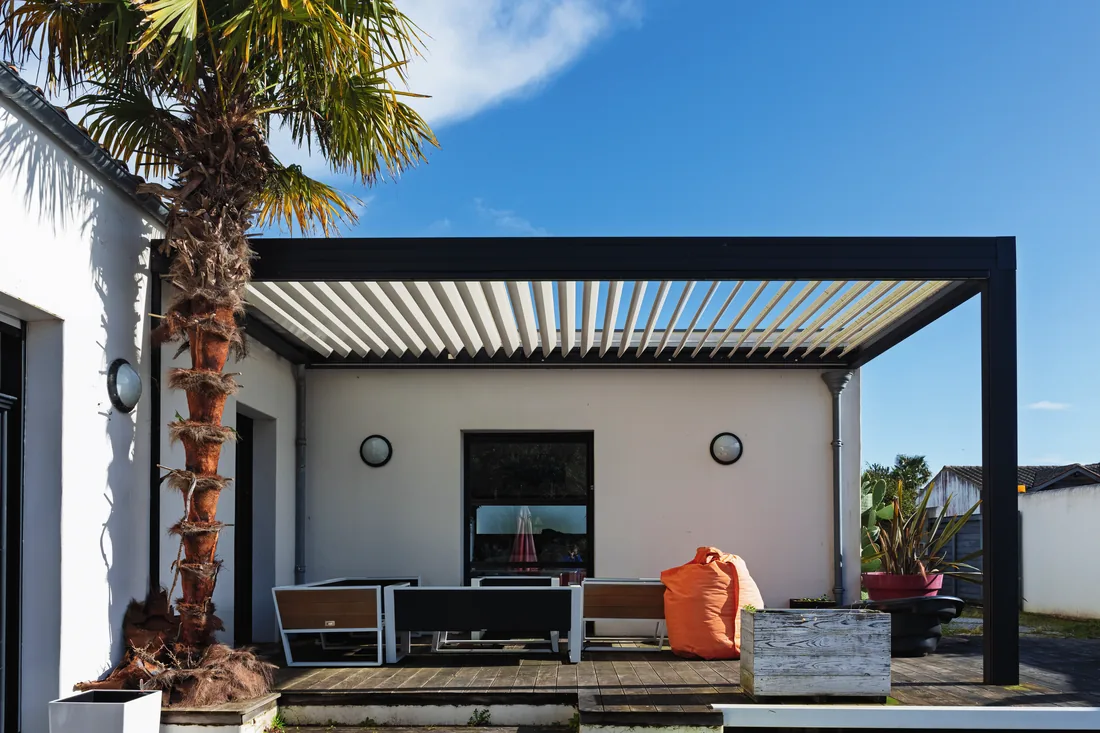 Pergola bioclimatique sur une terrasse