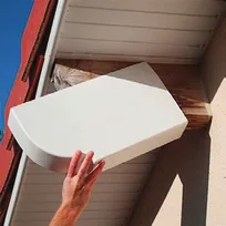 Pose d'un habillage de dessous-toit en PVC