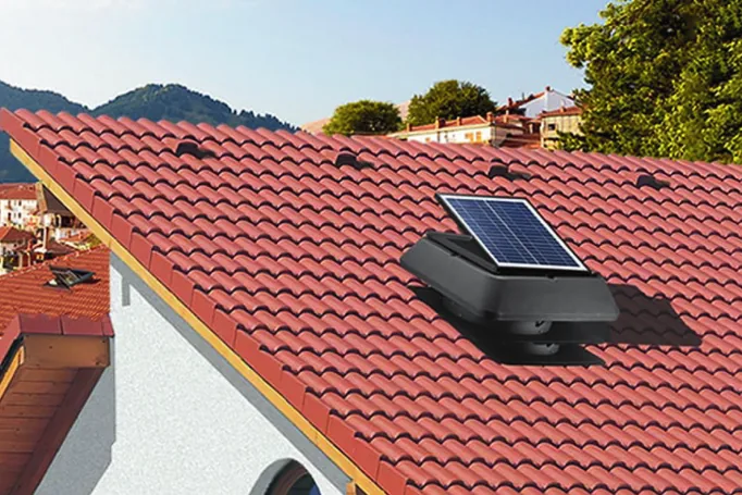 Extracteurs solaires posés sur une toiture